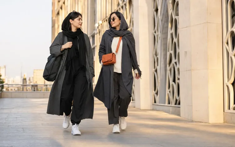 تصویر مقاله «چطور رنگ کفش ورزشی را با لباس ست کنیم؟»